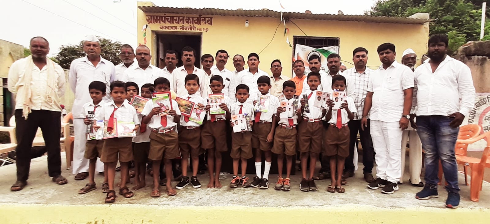 भारतीय स्वातंत्र्य दिनाच्या अमृत महोत्सवानिमित्त कात्राबाद व सोनगिरी येथे शालेय साहित्याचे वाटप