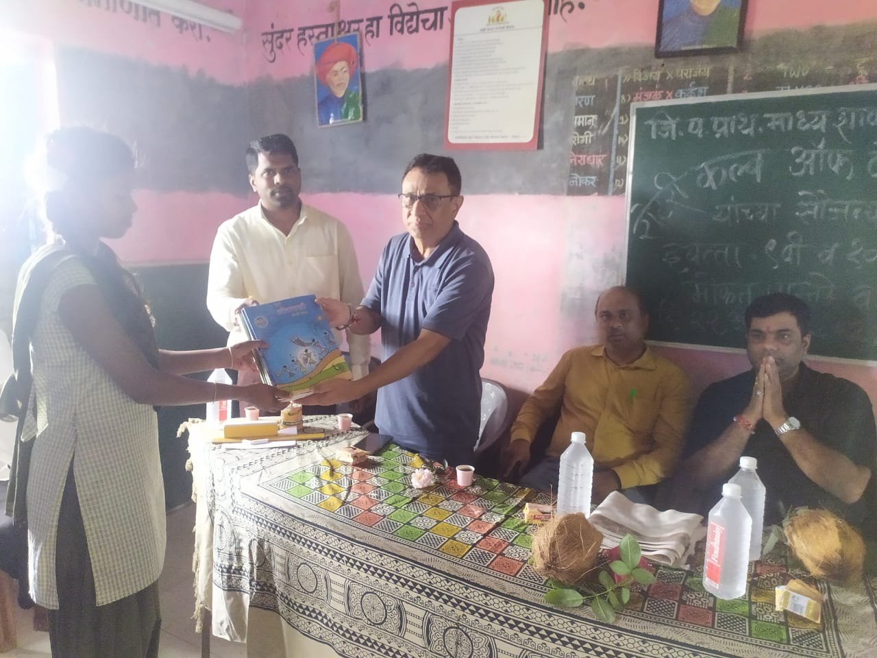 रोटरी क्लब ऑफ बोरिवली (पूर्व) मुंबईतर्फे इयत्ता नववी व दहावीच्या विद्यार्थ्यांना पाठ्यपुस्तके वाटप