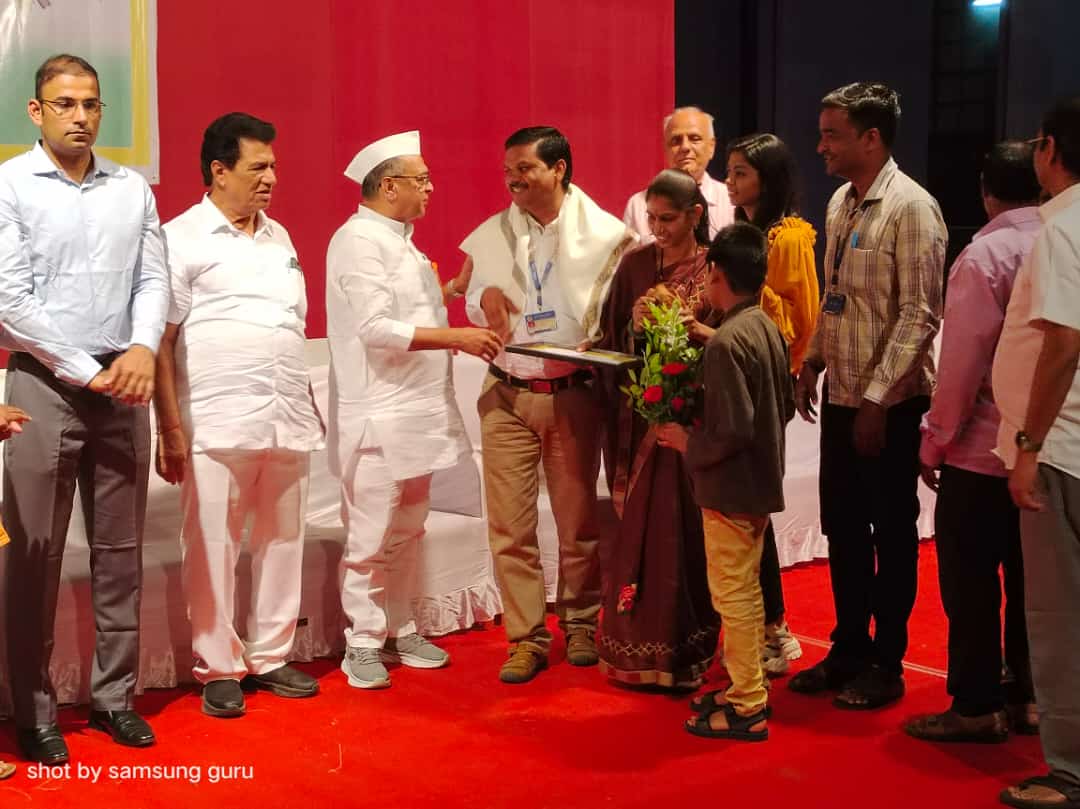 समाधान कोळी यांना आदर्श शिक्षक पुरस्कार प्रदान